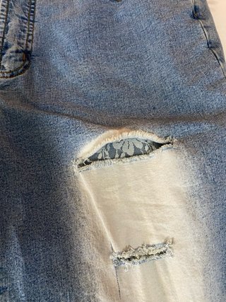 Pantalones tejanos tiro bajo desgastados