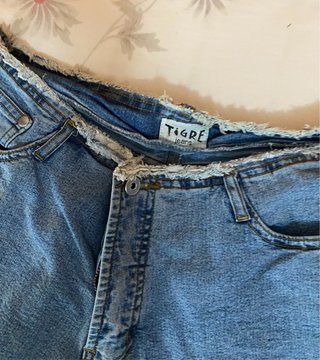 Pantalones tejanos tiro bajo desgastados