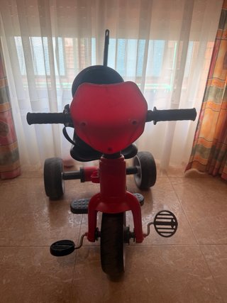 Triciclo infantil con pedales