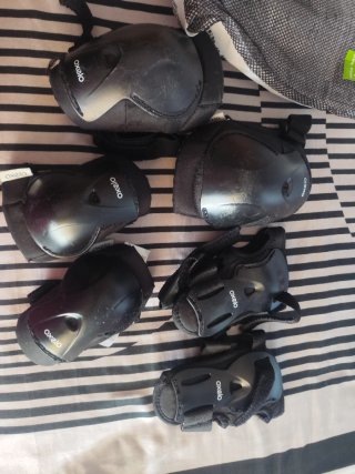 Pack Patinete Oxelo: Casco, Rodilleras y Muñequera