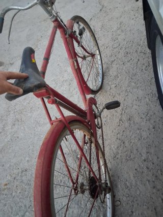 Bicicleta antigua de varillas roja