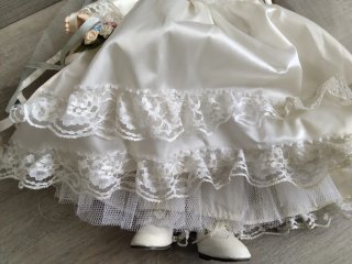 Muñeca de porcelana novia vintage