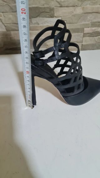 Zapatos de tacón negros con tiras