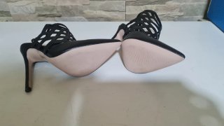 Zapatos de tacón negros con tiras