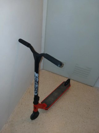 Patinete freestyle rojo y negro