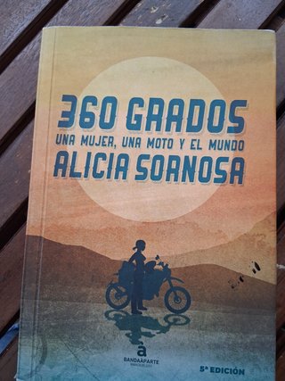 360 grados una mujer, una moto y el mundo