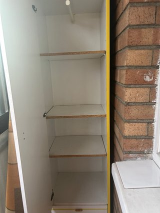 Armario blanco y amarillo