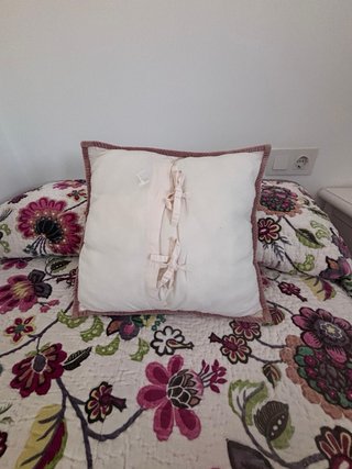 Dormitorio juvenil con colcha y cortina.