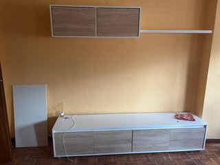 Mueble de salón blanco y madera