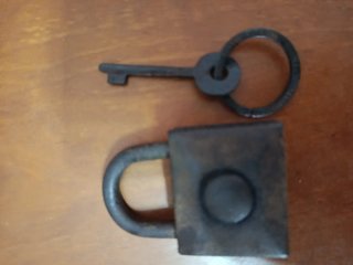 Candado antiguo con llave