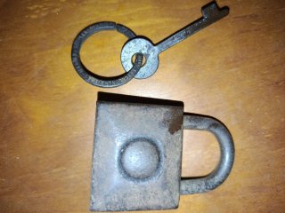 Candado antiguo con llave