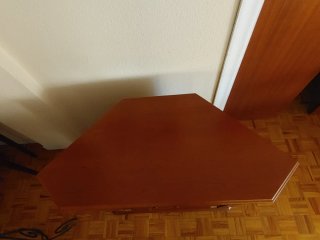 Mueble de televisión con puertas de cristal