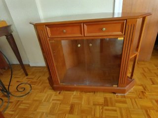 Mueble de televisión con puertas de cristal
