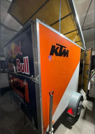 Remolque cerrado fibra diseño KTM.