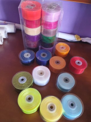 Rollos de cinta de organdil de colores