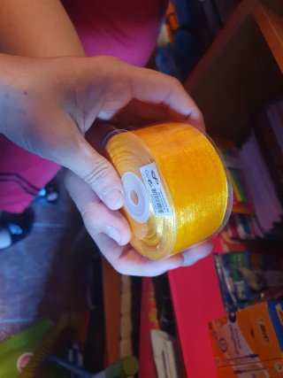 Rollos de cinta de organdil de colores