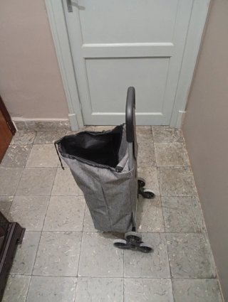 Carrito de compra gris con ruedas