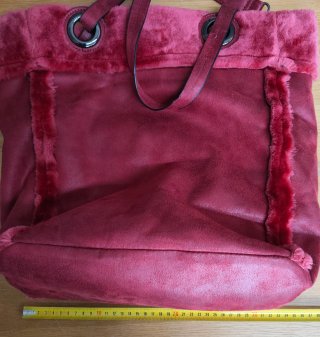 Bolso rojo de hombro y mano