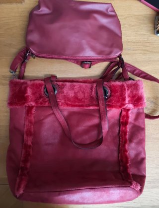 Bolso rojo de hombro y mano