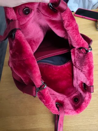 Bolso rojo de hombro y mano