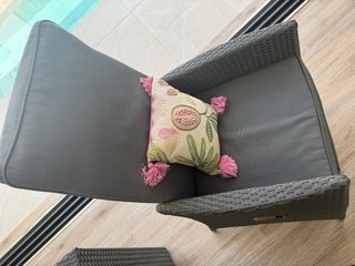 Sofá y mesa de jardín modular gris