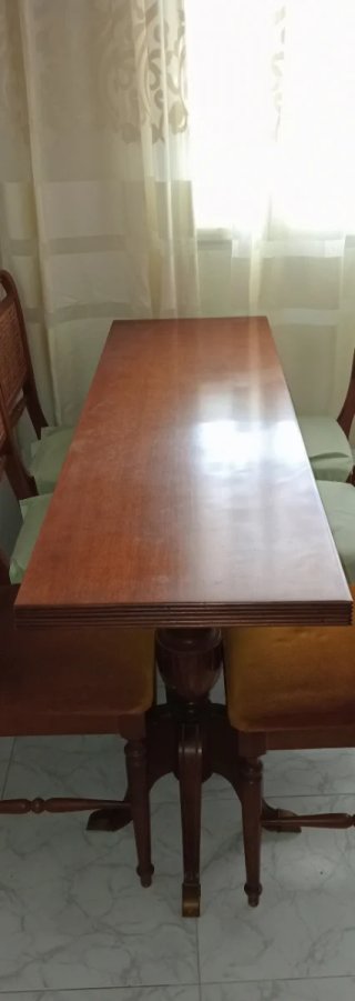 Mesa de madera marrón