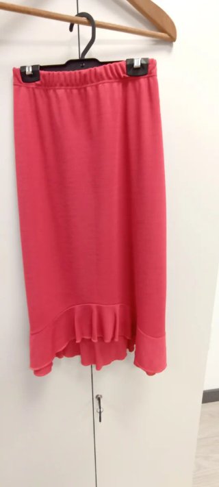Falda midi coral con volantes