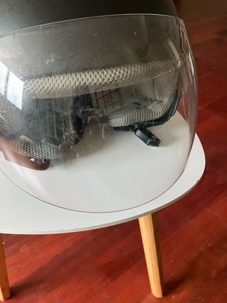 Casco de moto negro con visera
