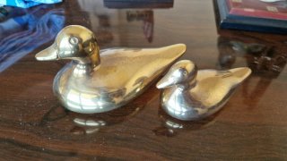 Figuras patos dorados madre e hijo/a