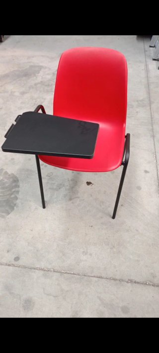 Sillas rojas apilables con pala SON 33 .10€cada un