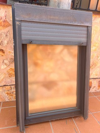 Ventana de aluminio gris