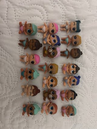 Estantería LOL con muñecas y accesorios