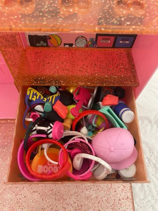 Estantería LOL con muñecas y accesorios
