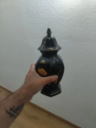 Jarrón oscuro con detalles dorados
