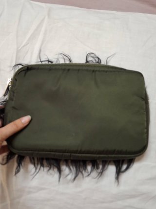 Pochette Prada nera in pelliccia