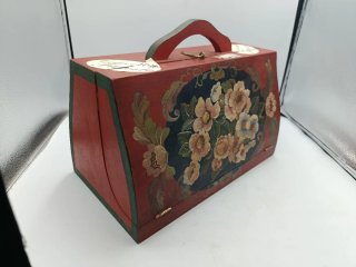 PEQUEÑA MAQUINA DE COSER EN CAJA Y CON ACCESORIOS