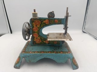 PEQUEÑA MAQUINA DE COSER EN CAJA Y CON ACCESORIOS