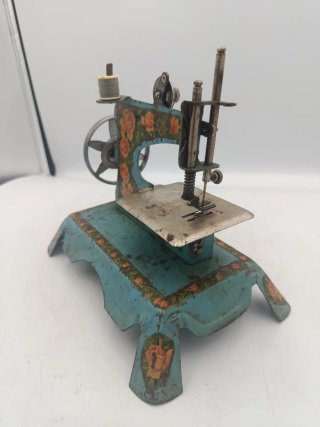 PEQUEÑA MAQUINA DE COSER EN CAJA Y CON ACCESORIOS
