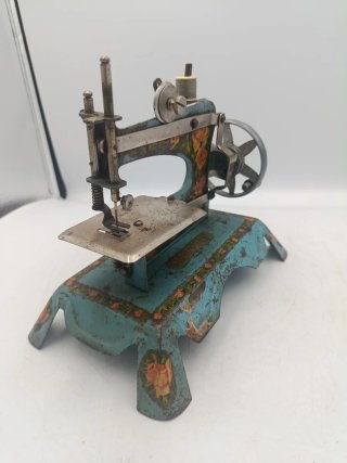 PEQUEÑA MAQUINA DE COSER EN CAJA Y CON ACCESORIOS