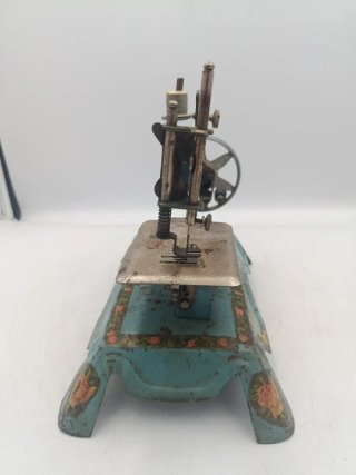 PEQUEÑA MAQUINA DE COSER EN CAJA Y CON ACCESORIOS