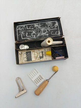 PEQUEÑA MAQUINA DE COSER EN CAJA Y CON ACCESORIOS