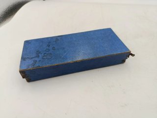 PEQUEÑA MAQUINA DE COSER EN CAJA Y CON ACCESORIOS