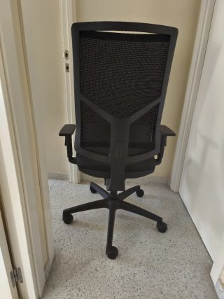 Silla de oficina ergonómica negra