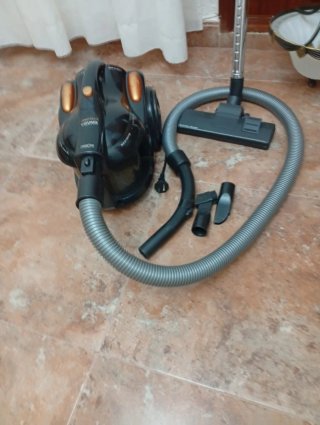 Aspiradora negra y dorada