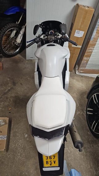 Tzr sportbike blanca, recién pintada