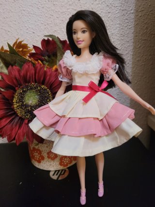 Muñeca Barbie Vestido Rosa y Crema