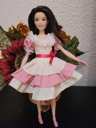 Muñeca Barbie Vestido Rosa y Crema
