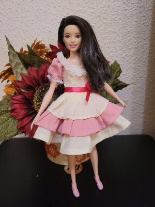 Muñeca Barbie Vestido Rosa y Crema