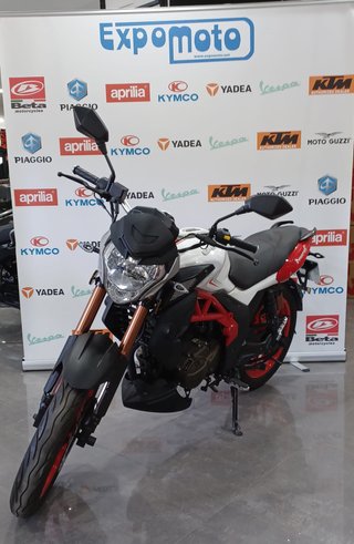 UM XSTREET 125R Naked Roja y Blanca