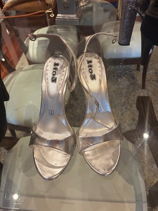 Zapatos de tacón dorados y plateados, botines etc